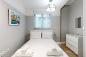 Giường trong phòng chung tại Super 1 Bedroom Flat in Hendon near Middlesex University with private parking