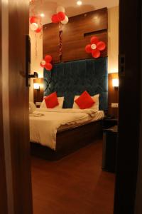 Ein Bett oder Betten in einem Zimmer der Unterkunft Hotel Pushap Palace