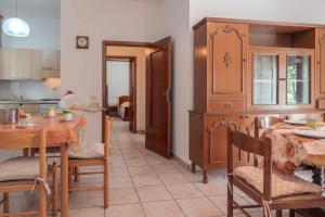 una cucina e una sala da pranzo con tavolo e sedie di Family Room Casa Vacanze a Marcelli