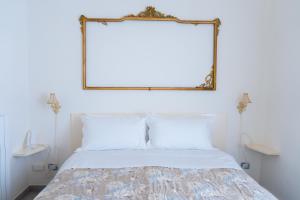 a bedroom with a bed with a picture on the wall at Le2Stanze in Vittoria