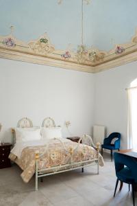 um quarto branco com uma cama com tecto em Le2Stanze em Vittoria