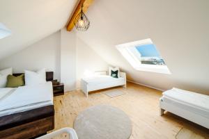 a white room with two beds and a window at Stylisches Penthouse zentral Balkon 75m2 NFLX in Hannover