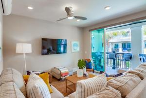 sala de estar con 2 sofás y TV en Bayside Cove Villa, en San Diego