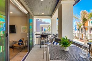 een open balkon met een tafel en stoelen op een veranda bij Bayside Cove Villa in San Diego