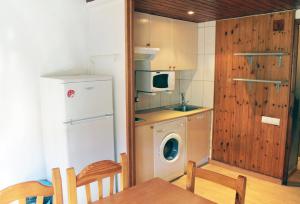 A kitchen or kitchenette at Apartamentos Varios Pas 3000