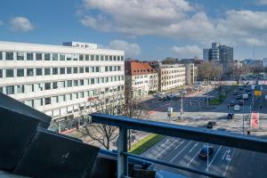 Blick auf eine Stadt mit Gebäuden und einer Straße in der Unterkunft Stylisches Penthouse zentral Tischfussball 100m2 Wii in Hannover