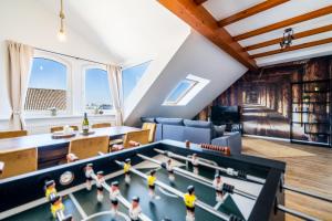 uma sala de estar com mesa de bilhar e bonecos em Stylisches Penthouse zentral Tischfussball 100m2 Wii em Hanôver