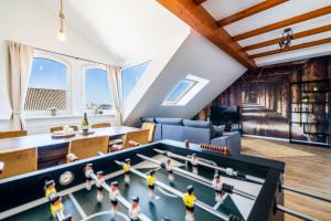 ハノーファーにあるStylisches Penthouse zentral Tischfussball 100m2 Wiiのリビングルーム(ビリヤード台、おもちゃの置物付)