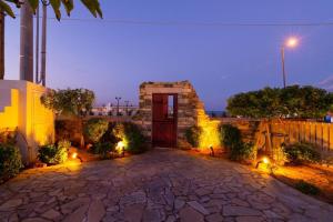 Vonkajšia záhrada v ubytovaní Okirroi Villas Chersonissos
