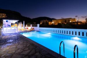 Bazén v ubytovaní Okirroi Villas Chersonissos alebo v jeho blízkosti