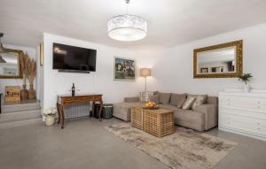 TV a/nebo společenská místnost v ubytování TOTO I LALA