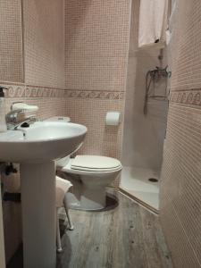 ein Badezimmer mit einem weißen Waschbecken und einem WC in der Unterkunft Apartamento loft tendillas in Córdoba