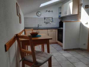 eine Küche mit einem Tisch und einer Schüssel darauf in der Unterkunft Haus Maier in Marquartstein