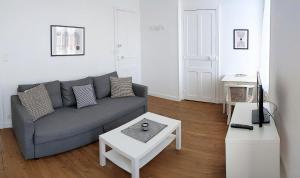 Sala de estar con sofá gris y mesa en T2 42 m² en Centre-ville de Cambo-les-Bains, en Cambo-les-Bains