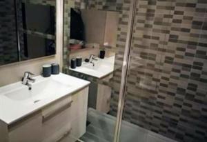 y baño con 2 lavabos y ducha. en Apartment with beautiful ocean view en Costa del Silencio