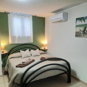1 dormitorio con 1 cama con 2 toallas en Appartamento Limone, en Cala Gonone