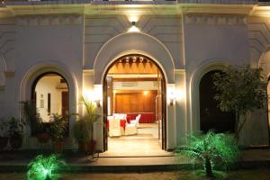 Hotel Pushap Palace的门面或入口