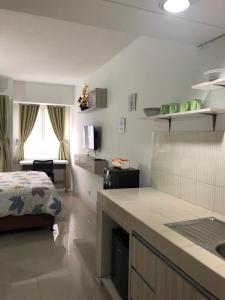 A kitchen or kitchenette at Apartment Grand Sentraland Karawang Manage by Laguna Room