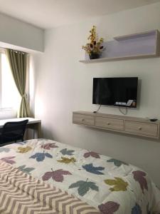 En TV eller et underholdningssystem på Apartment Grand Sentraland Karawang Manage by Laguna Room
