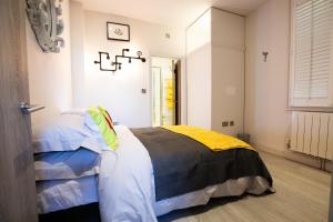 ein Schlafzimmer mit einem Bett in einem Zimmer in der Unterkunft Nadler House 1 Bed Basement Apartment in Norwich