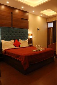 Hotel Pushap Palace客房内的一张或多张床位
