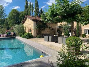 a swimming pool in the yard of a house at Chambres d'Hôtes avec piscine à 10 min de Bourg en Bresse - Ain - LE MOULIN DE LONGCHAMP in Lent