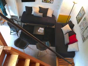 Logonna-DaoulasにあるMONNA - Maison à Logonna Daoulas - BR4001のベッドと椅子が備わる客室です。