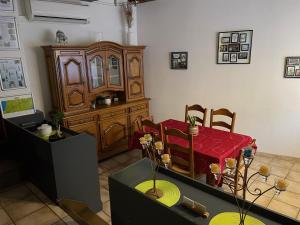 una sala da pranzo con tavolo e mobile in legno di Chez Tifille a Estaing
