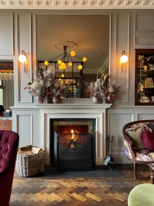 sala de estar con chimenea y chimenea en Haddington House en Dun Laoghaire