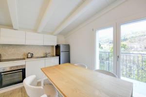 A kitchen or kitchenette at Maison Bellini number 3
