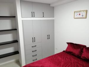 Un pat sau paturi într-o cameră la UMBRELLA SUITE