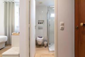 Phòng tắm tại Dema's Luxury Suites