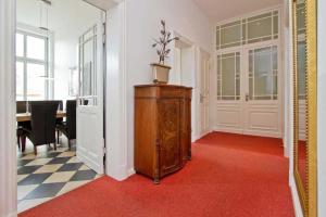 ein Zimmer mit einem Holzschrank in einem Zimmer mit einem Tisch in der Unterkunft Die Villa, App 1 in Ahlbeck
