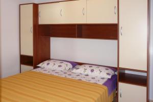 Apartment in Prizba with sea view, balcony, air conditioning, WiFi 5080-1 في كورتْشولا: غرفة نوم مع سرير بطابقين مع وسادتين