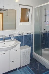 een witte badkamer met een wastafel en een douche bij Apartment in Prizba with sea view, balcony, air conditioning, WiFi 5080-1 in Korčula