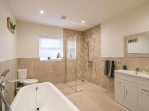 bagno con vasca, doccia e lavandino di Sliabh Amharc a Downpatrick