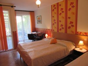 ブワディスワボボにあるWilla Pasatのベッドルーム1室(ベッド1台、デスク、テーブル付)