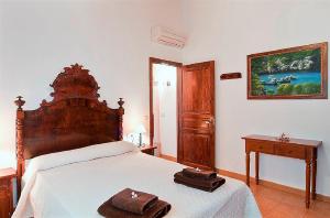 1 dormitorio con 1 cama con 2 toallas en Son Sea Villa, en Campos