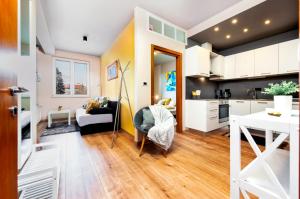 Room and Apartments Antea في روفينج: مطبخ وغرفة معيشة مع طاولة