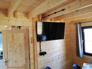 Televízia a/alebo spoločenská miestnosť v ubytovaní Domek Na Winklu