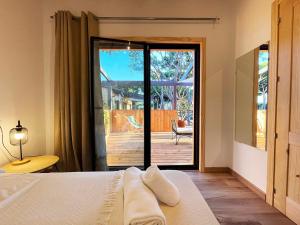 A bed or beds in a room at Apartamentos Biopasivos Living Pura Madera