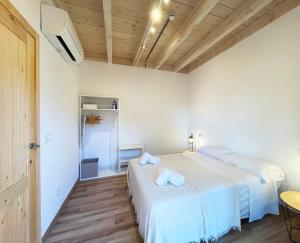 A bed or beds in a room at Apartamentos Biopasivos Living Pura Madera