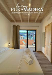 A bed or beds in a room at Apartamentos Biopasivos Living Pura Madera
