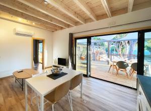 A television and/or entertainment centre at Apartamentos Biopasivos Living Pura Madera