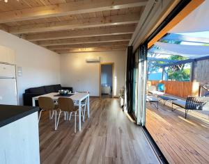 A kitchen or kitchenette at Apartamentos Biopasivos Living Pura Madera