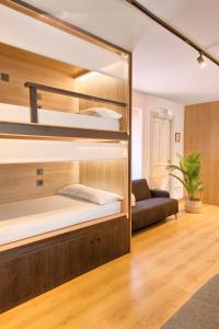 - une chambre avec des lits superposés et un canapé dans l'établissement Albergue LaMorena, à Ledigos
