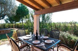 - une table bleue avec des chaises et une bouteille de vin dans l'établissement Son Sea Villa, à Campos