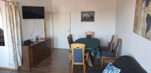 Zimmer mit einem Tisch, Stühlen und einem TV in der Unterkunft Oktopus in Hannover