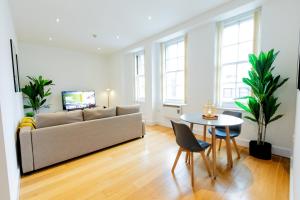 uma sala de estar com um sofá e uma mesa em Modern and Spacious 1 Bed Apartment City Centre em Norwich
