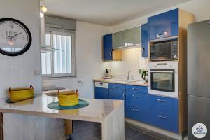 Η κουζίνα ή μικρή κουζίνα στο T3 duplex - Le Tempo Créole, 2 étoiles - 90m2 - Terre-Sainte